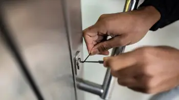 Schließzylinder wird mit Pick Werkzeug vom Schlüsseldienst geöffnet.
