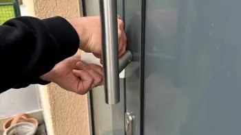 Schlüsseldienstmonteur bei einer Türöffnung