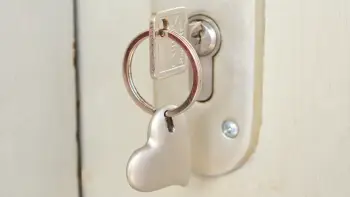 Schlüssel im Schließzylinder. mit Herzanhänger